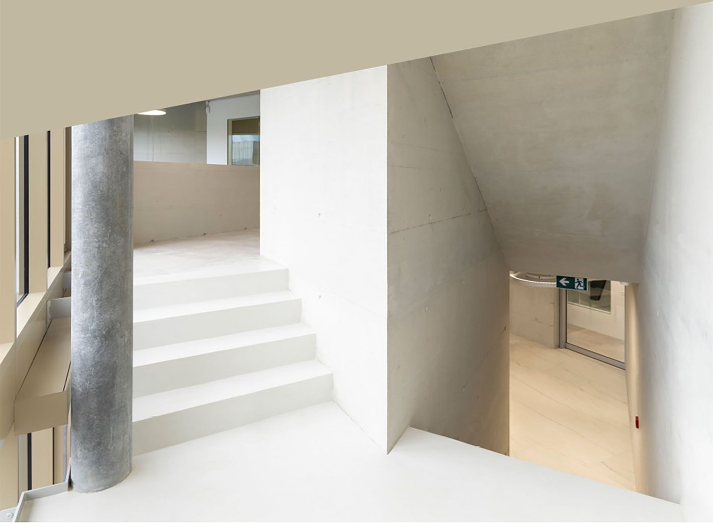L'escalier en béton clair des locaux de Steulet Microtechnique